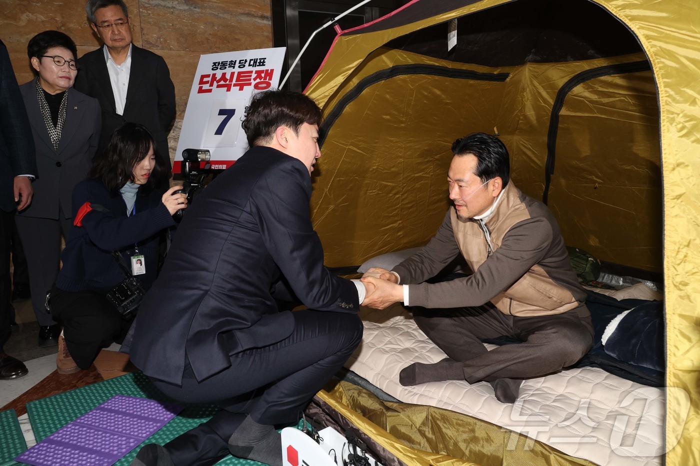 (서울=뉴스1) 신웅수 기자 = 이준석 개혁신당 대표가 21일 서울 여의도 국회 로텐더홀에서 단식투쟁 일주일째를 맞은 장동혁 국민의힘 대표의 농성장을 찾아 대화를 하고 있다. (공 …