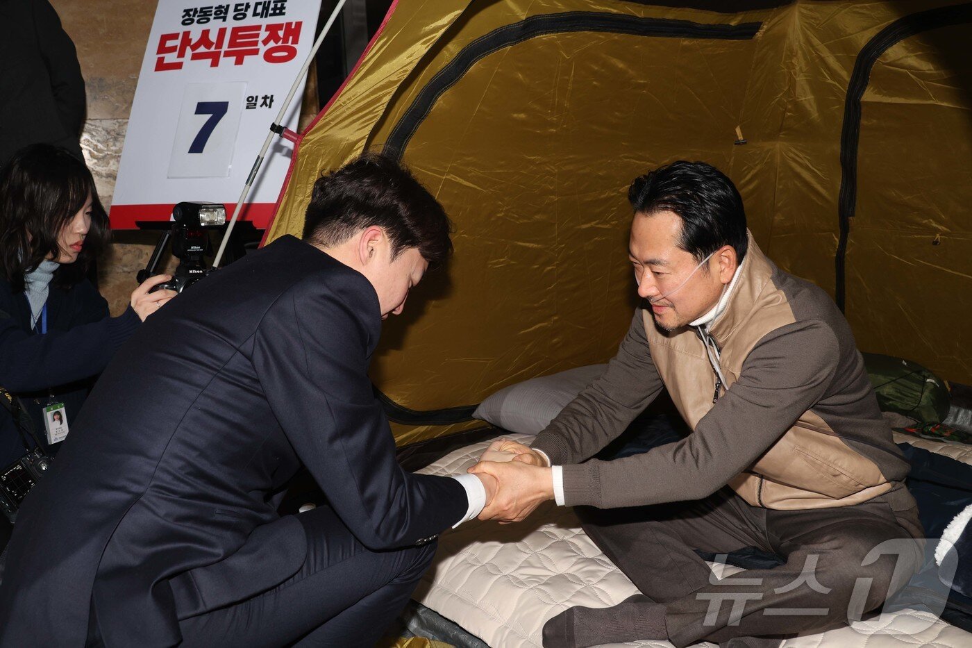 본문 이미지 - 이준석 개혁신당 대표가 21일 서울 여의도 국회 로텐더홀에서 단식투쟁 일주일째를 맞은 장동혁 국민의힘 대표의 농성장을 찾아 대화를 하고 있다. (공동취재) 2026.1.21/뉴스1 ⓒ News1 신웅수 기자