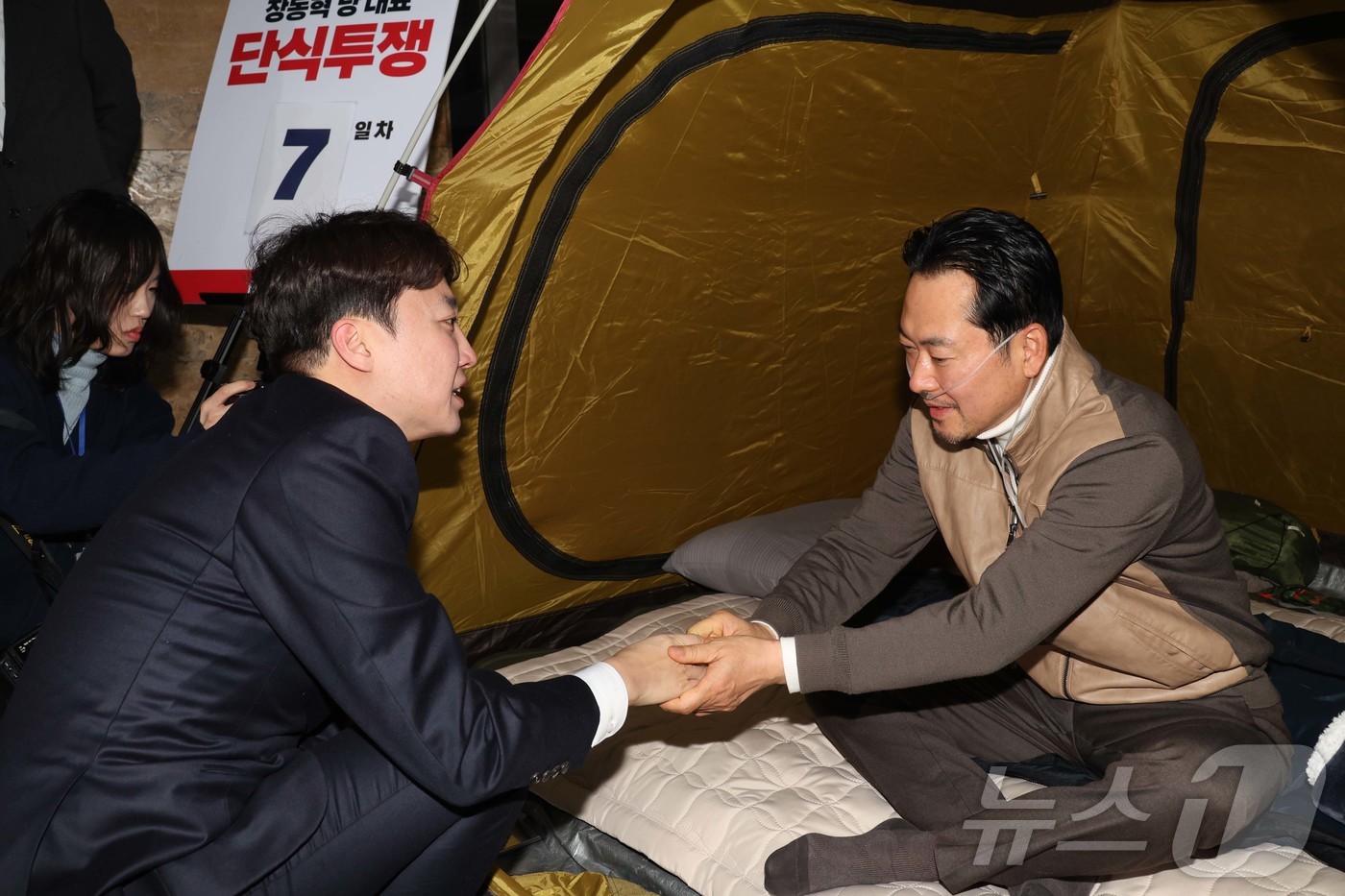 (서울=뉴스1) 신웅수 기자 = 이준석 개혁신당 대표가 21일 서울 여의도 국회 로텐더홀에서 단식투쟁 일주일째를 맞은 장동혁 국민의힘 대표의 농성장을 찾아 대화를 하고 있다. (공 …