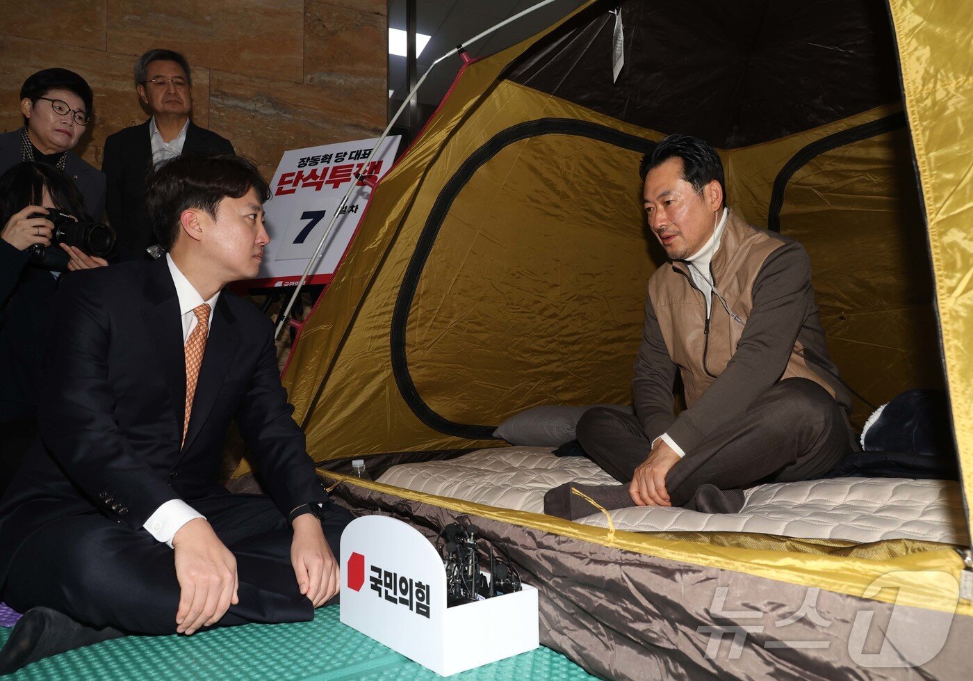 본문 이미지 - 이준석 개혁신당 대표가 21일 서울 여의도 국회 로텐더홀에서 단식투쟁 일주일째를 맞은 장동혁 국민의힘 대표의 농성장을 찾아 대화를 하고 있다. (공동취재) 2026.1.21/뉴스1 ⓒ News1 신웅수 기자