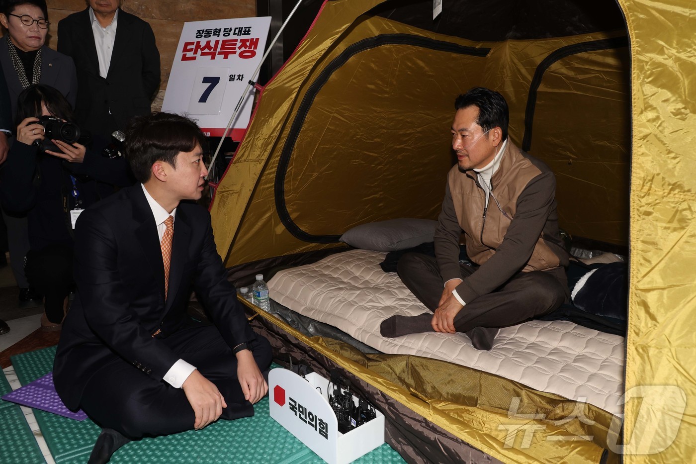 (서울=뉴스1) 신웅수 기자 = 이준석 개혁신당 대표가 21일 서울 여의도 국회 로텐더홀에서 단식투쟁 일주일째를 맞은 장동혁 국민의힘 대표의 농성장을 찾아 대화를 하고 있다. (공 …