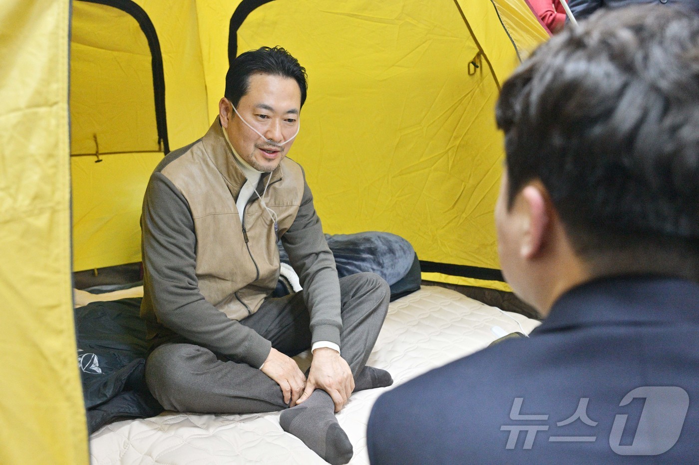 (서울=뉴스1) 신웅수 기자 = 이준석 개혁신당 대표가 21일 오전 국회 로텐더홀에서 단식 7일차인 장동혁 국민의힘 대표를 방문하고 있다. (공동취재) 2026.1.21/뉴스1