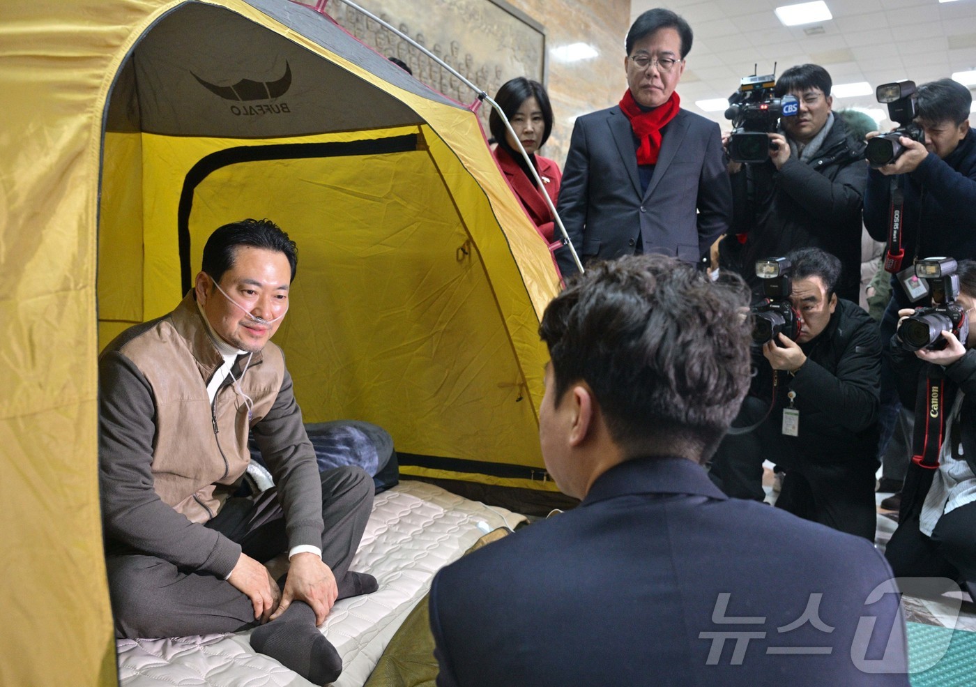 (서울=뉴스1) 신웅수 기자 = 이준석 개혁신당 대표가 21일 오전 국회 로텐더홀에서 단식 7일차인 장동혁 국민의힘 대표를 방문하고 있다. (공동취재) 2026.1.21/뉴스1