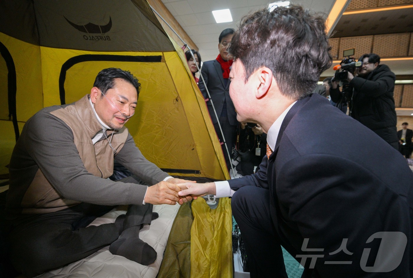 (서울=뉴스1) 신웅수 기자 = 이준석 개혁신당 대표가 21일 오전 국회 로텐더홀에서 단식 7일차인 장동혁 국민의힘 대표를 방문하고 있다. (공동취재) 2026.1.21/뉴스1