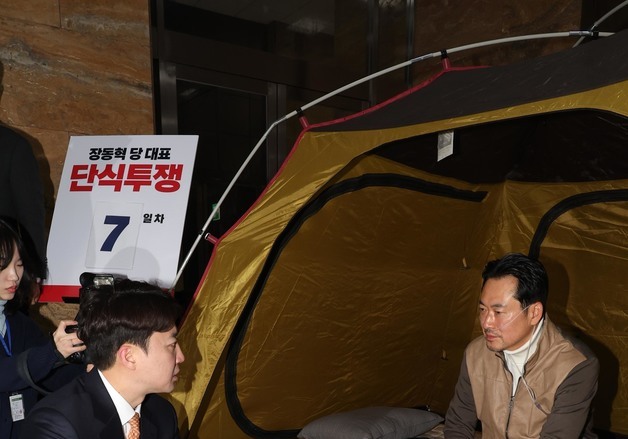 장동혁 대표와 대화하는 이준석 대표