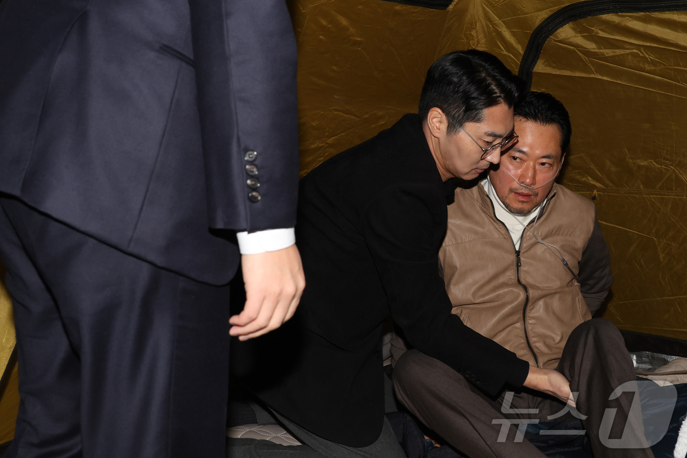 (서울=뉴스1) 신웅수 기자 = 장동혁 국민의힘 대표가 21일 서울 여의도 국회 로텐더홀에서 박준태 당 대표 비서실장의 부축을 받으며 이준석 개혁신당 대표를 맞이하고 있다. (공동 …