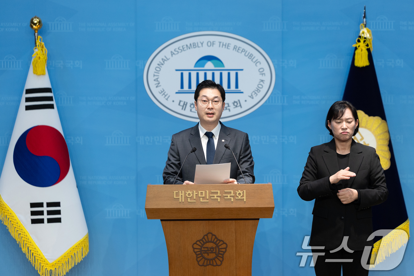 (서울=뉴스1) 이승배 기자 = 김동아 더불어민주당 의원이 21일 서울 여의도 국회 소통관에서 이재명 대통령 비방 목적 안동댐 사건 허위조작정보 유포자 고발 기자회견을 하고 있다. …