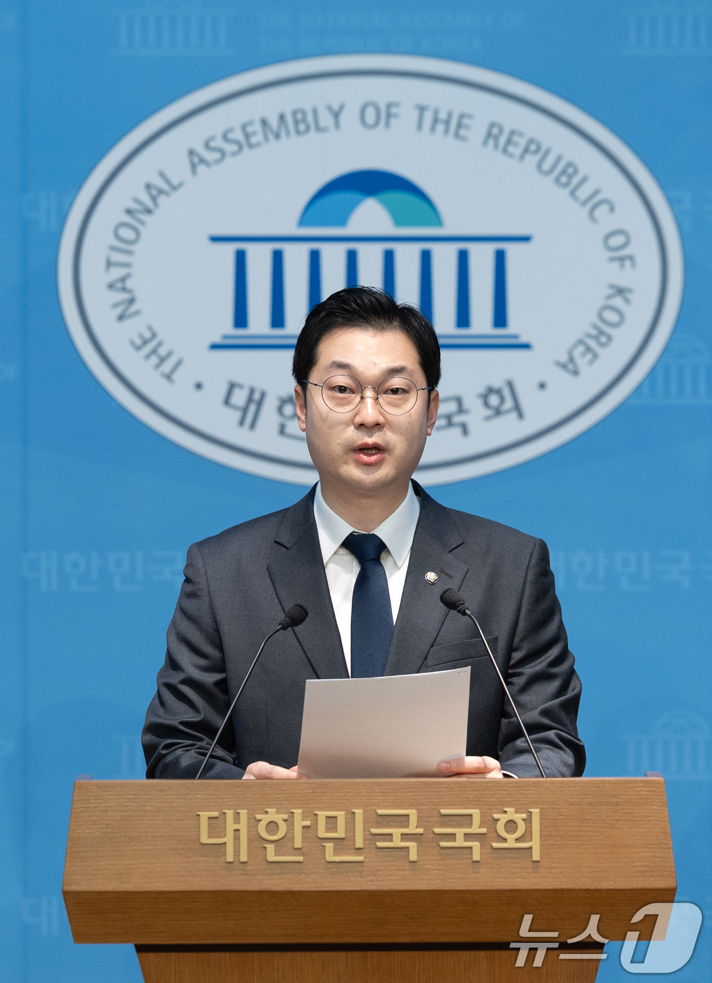 (서울=뉴스1) 이승배 기자 = 김동아 더불어민주당 의원이 21일 서울 여의도 국회 소통관에서 이재명 대통령 비방 목적 안동댐 사건 허위조작정보 유포자 고발 기자회견을 하고 있다. …