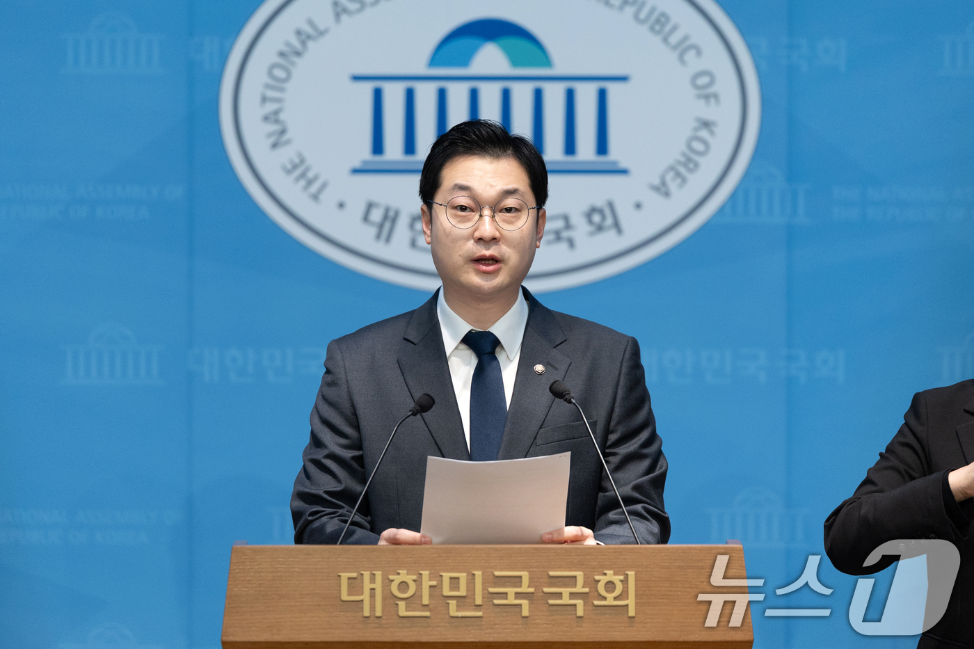 (서울=뉴스1) 이승배 기자 = 김동아 더불어민주당 의원이 21일 서울 여의도 국회 소통관에서 이재명 대통령 비방 목적 안동댐 사건 허위조작정보 유포자 고발 기자회견을 하고 있다. …