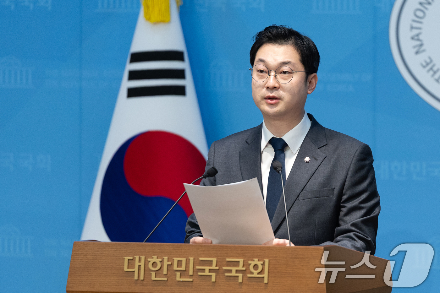 (서울=뉴스1) 이승배 기자 = 김동아 더불어민주당 의원이 21일 서울 여의도 국회 소통관에서 이재명 대통령 비방 목적 안동댐 사건 허위조작정보 유포자 고발 기자회견을 하고 있다. …