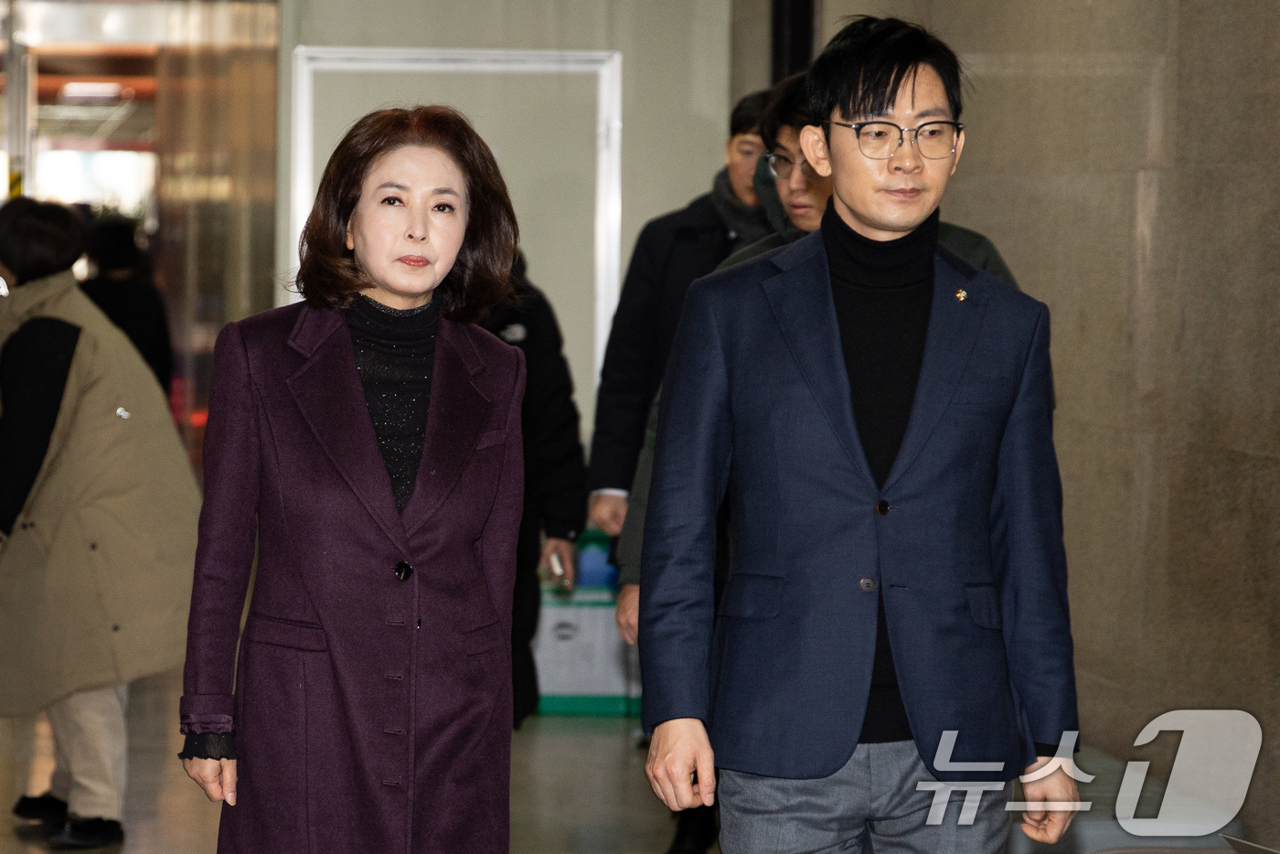 (서울=뉴스1) 유승관 기자 = 국민의힘 박충권(오른쪽), 김민전 의원이 21일 서울 여의도 국회에서 송언석 원내대표와 초선 비례대표 의원 회동을 위해 원내대표실로 향하고 있다. …