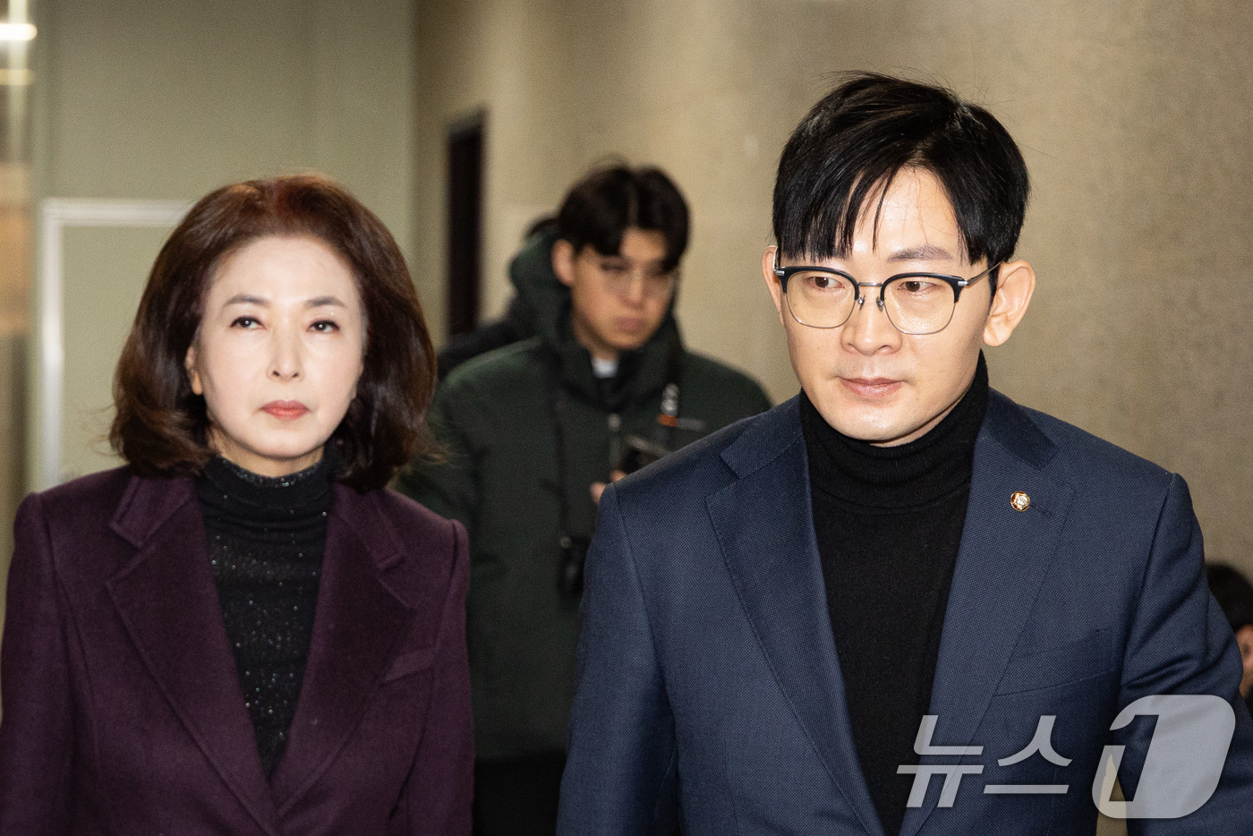 (서울=뉴스1) 유승관 기자 = 국민의힘 박충권(오른쪽), 김민전 의원이 21일 서울 여의도 국회에서 송언석 원내대표와 초선 비례대표 의원 회동을 위해 원내대표실로 향하고 있다. …