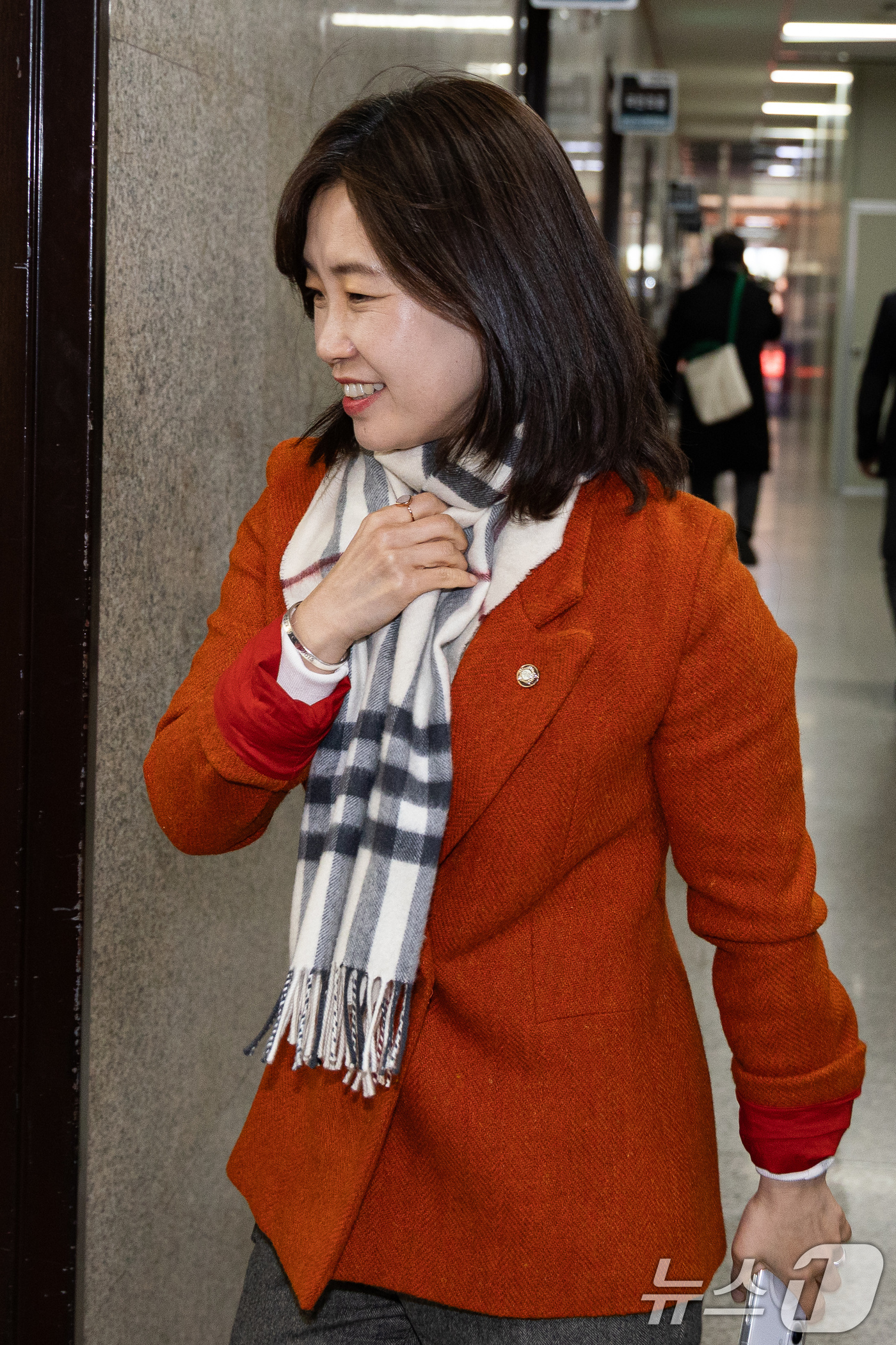 (서울=뉴스1) 유승관 기자 = 김소희 국민의힘 의원이 21일 서울 여의도 국회에서 송언석 원내대표와 초선 비례대표 의원 회동을 위해 원내대표실로 향하고 있다. 2026.1.21/ …