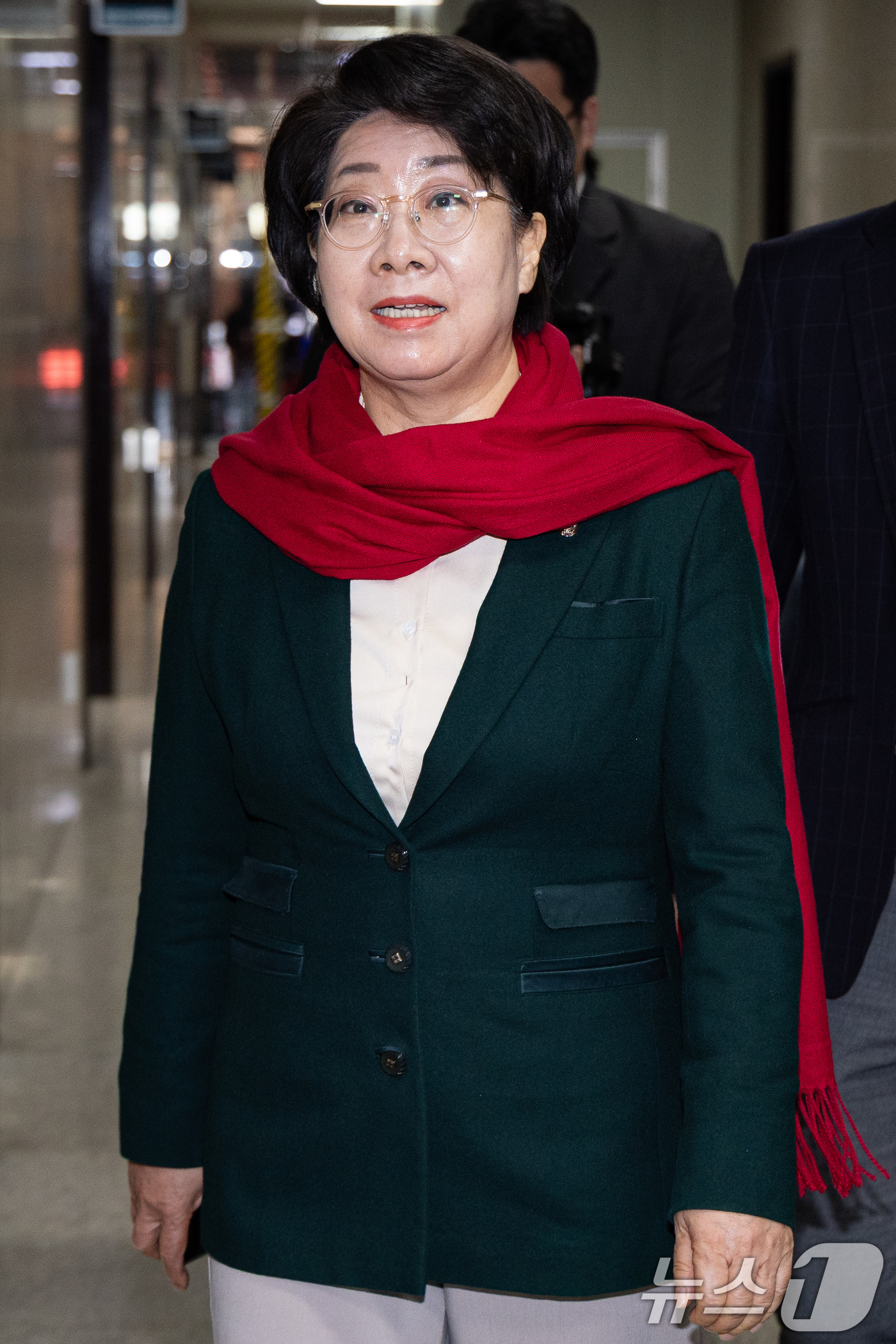 (서울=뉴스1) 유승관 기자 = 이달희 국민의힘 의원이 21일 서울 여의도 국회에서 송언석 원내대표와 초선 비례대표 의원 회동을 위해 원내대표실로 향하고 있다. 2026.1.21/ …