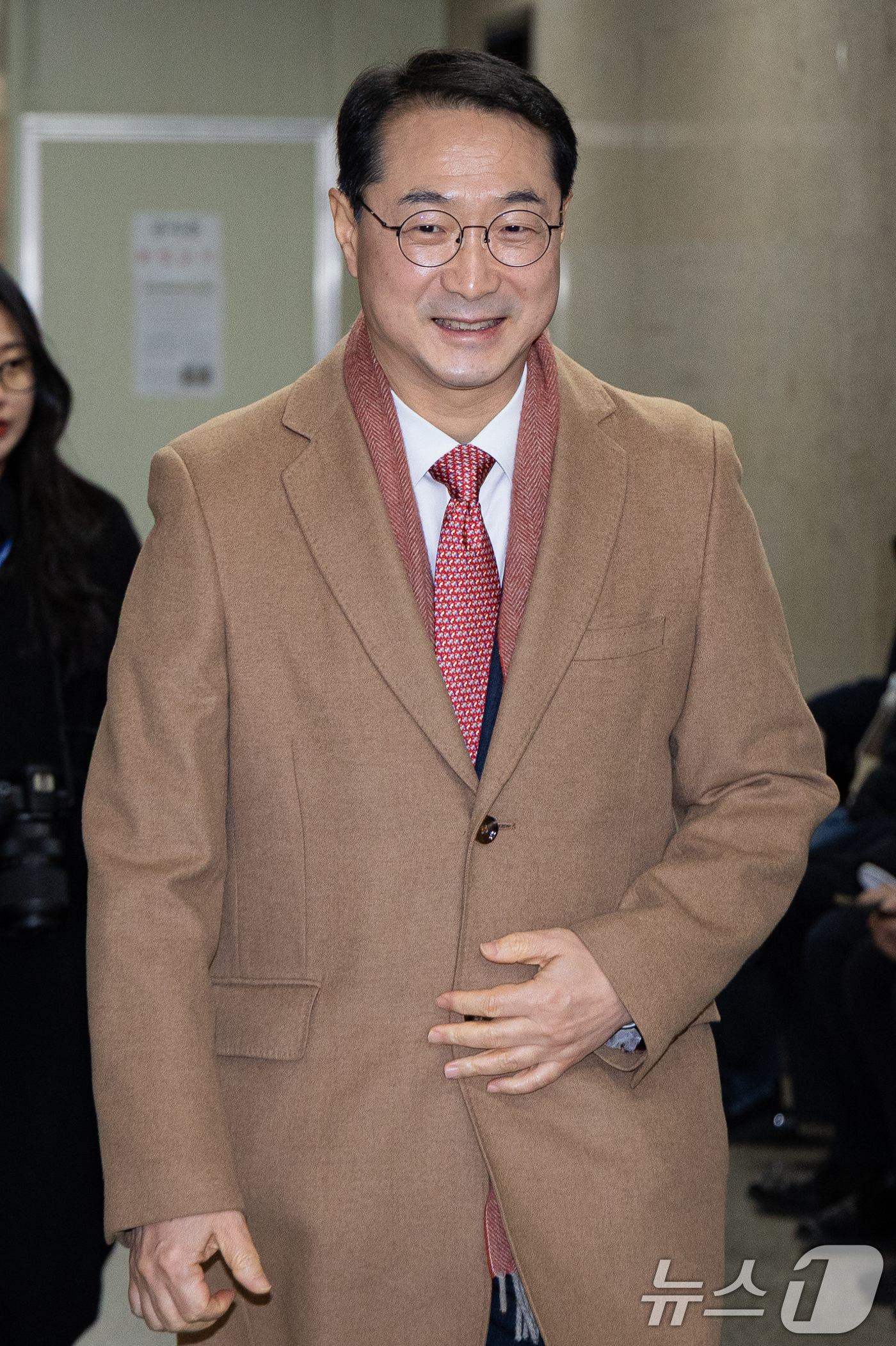 (서울=뉴스1) 유승관 기자 = 김건 국민의힘 의원이 21일 서울 여의도 국회에서 송언석 원내대표와 초선 비례대표 의원 회동을 위해 원내대표실로 향하고 있다. 2026.1.21/뉴 …