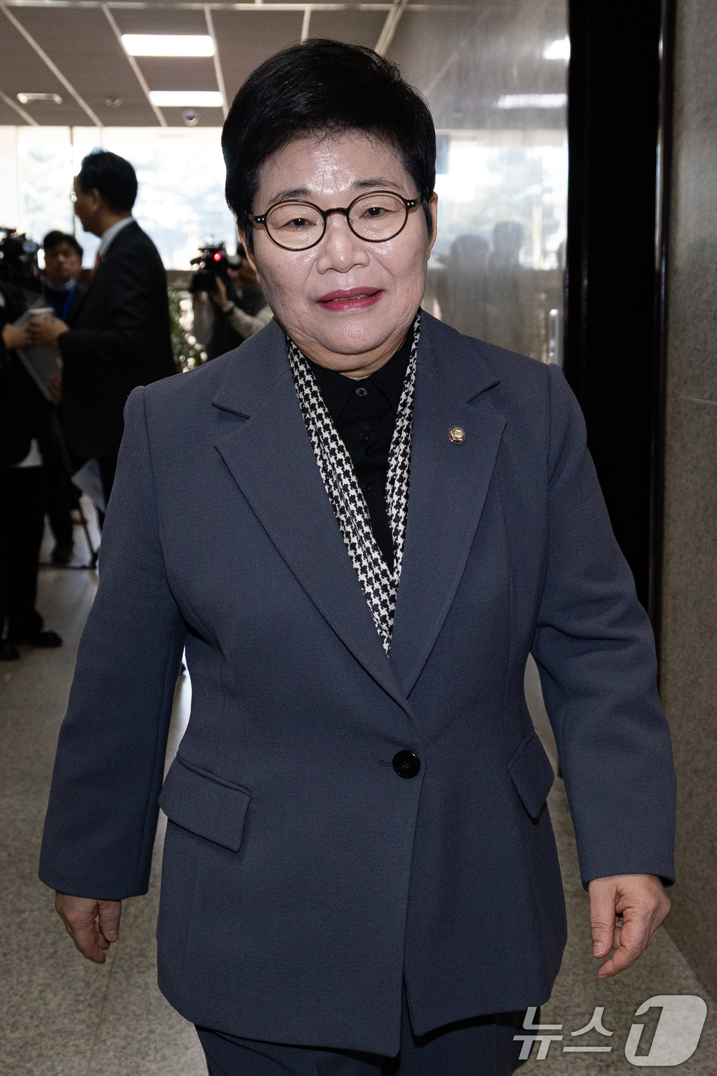 (서울=뉴스1) 유승관 기자 = 임이자 국회 재정경제기획위원장이 21일 서울 여의도 국회에서 송언석 국민의힘 원내대표와 만난 후 원내수석부대표실로 들어서고 있다. 2026.1.21 …