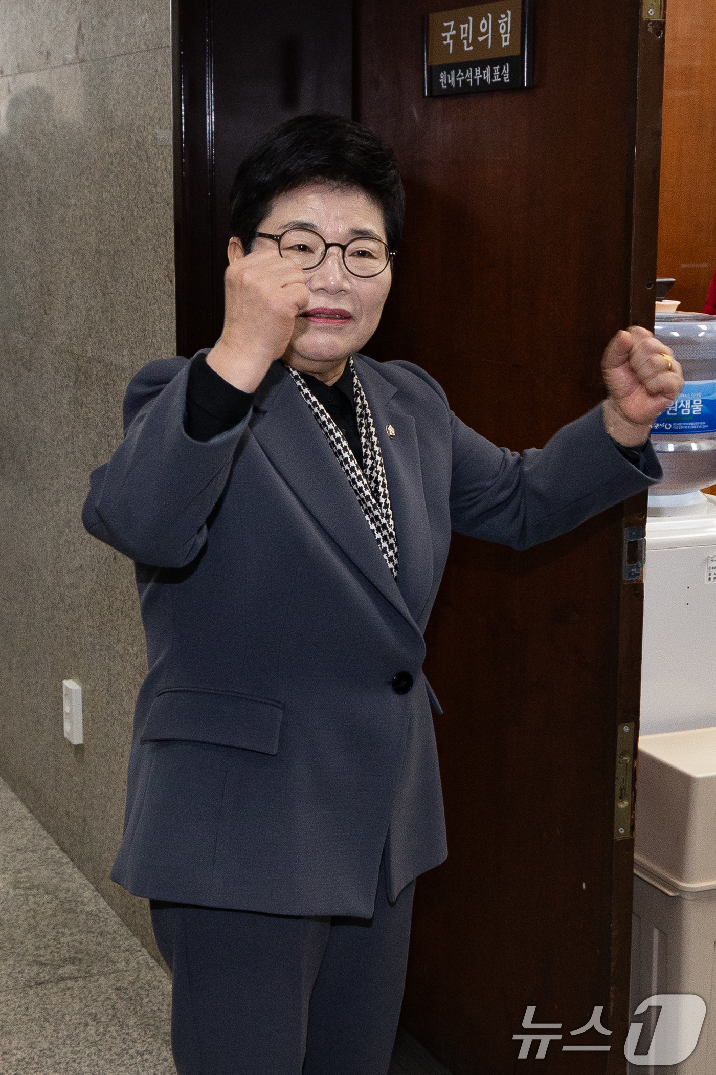 (서울=뉴스1) 유승관 기자 = 임이자 국회 재정경제기획위원장이 21일 서울 여의도 국회에서 송언석 국민의힘 원내대표와 만난 후 원내수석부대표실로 들어서고 있다. 2026.1.21 …