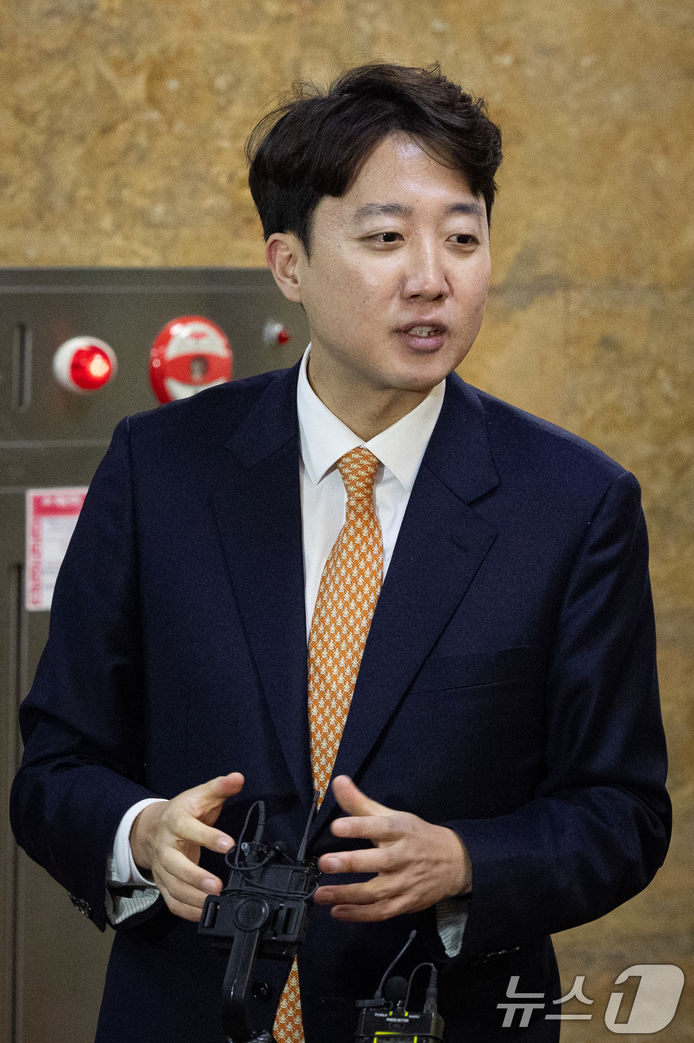 (서울=뉴스1) 유승관 기자 = 이준석 개혁신당 대표가 21일 서울 여의도 국회에서 단식농성 중인 장동혁 국민의힘 대표와 만난 후 취재진 질문에 답하고 있다. 2026.1.21/뉴 …