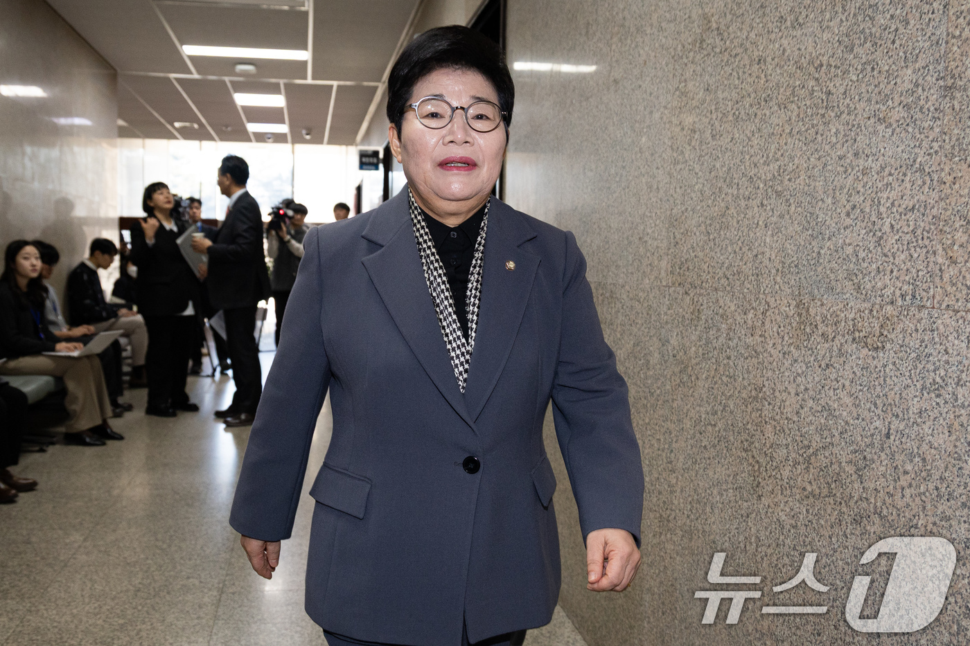 (서울=뉴스1) 유승관 기자 = 임이자 국회 재정경제기획위원장이 21일 서울 여의도 국회에서 송언석 국민의힘 원내대표와 만난 후 원내수석부대표실로 들어서고 있다. 2026.1.21 …