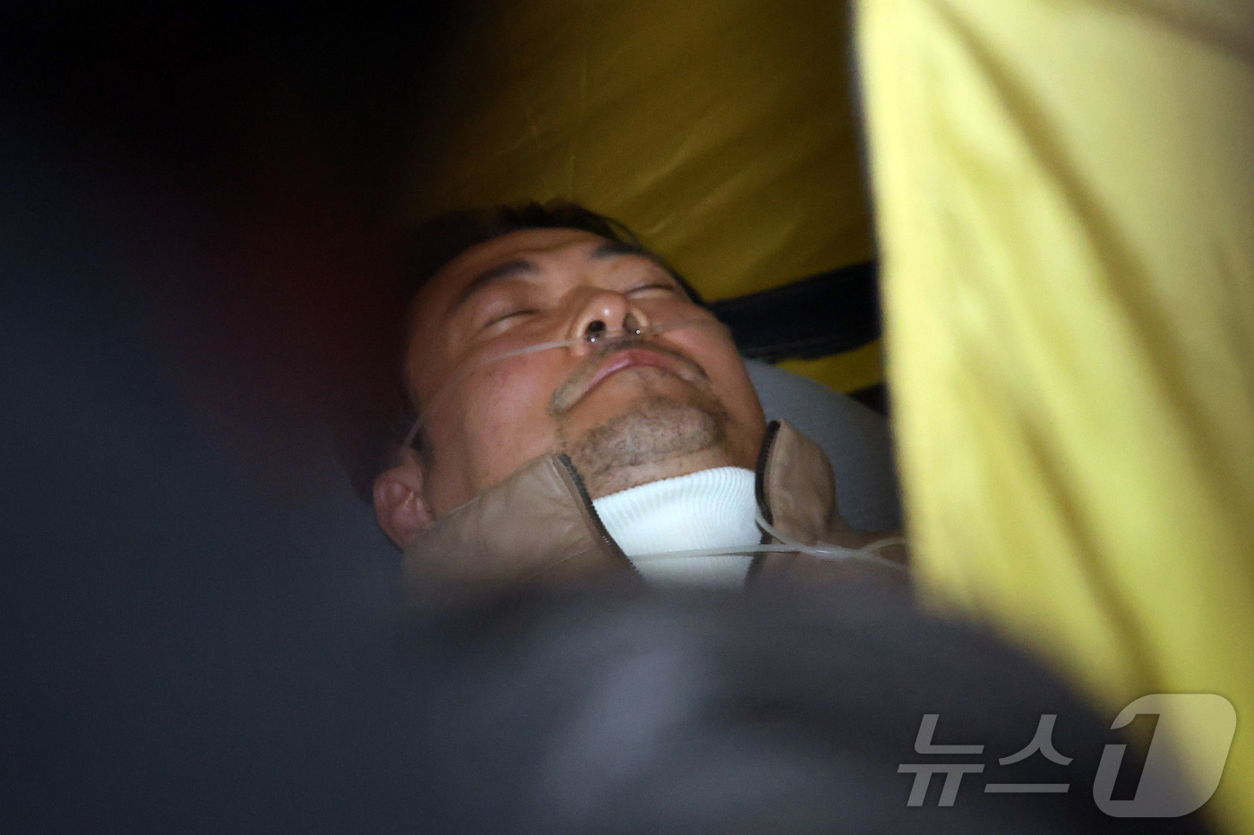 (서울=뉴스1) 신웅수 기자 = 단식투쟁 7일차인 장동혁 국민의힘 대표가 21일 서울 여의도 국회 로텐더홀 농성장을 찾은 이준석 개혁신당 대표와 만나 대화를 나눈 뒤 자리에 눕고 …