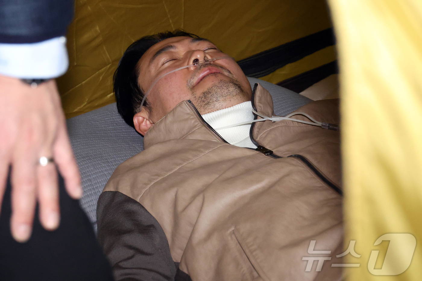 (서울=뉴스1) 신웅수 기자 = 단식투쟁 7일차인 장동혁 국민의힘 대표가 21일 서울 여의도 국회 로텐더홀 농성장을 찾은 이준석 개혁신당 대표와 만나 대화를 나눈 뒤 자리에 눕고 …