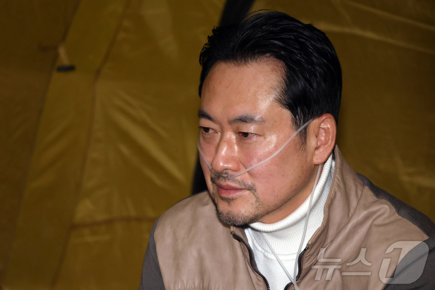 (서울=뉴스1) 신웅수 기자 = 단식투쟁 7일차인 장동혁 국민의힘 대표가 21일 서울 여의도 국회 로텐더홀 농성장을 찾은 이준석 개혁신당 대표와 만나 대화를 하고 있다. (공동취재 …