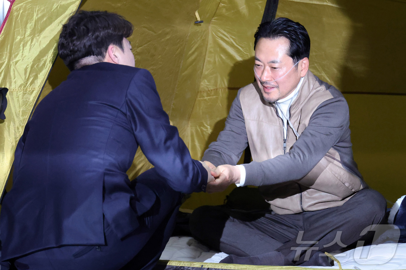 (서울=뉴스1) 신웅수 기자 = 이준석 개혁신당 대표가 21일 서울 여의도 국회 로텐더홀에서 단식투쟁 7일차를 맞은 장동혁 국민의힘 대표를 찾아 대화를 하고 손을 잡고 있다. (공 …