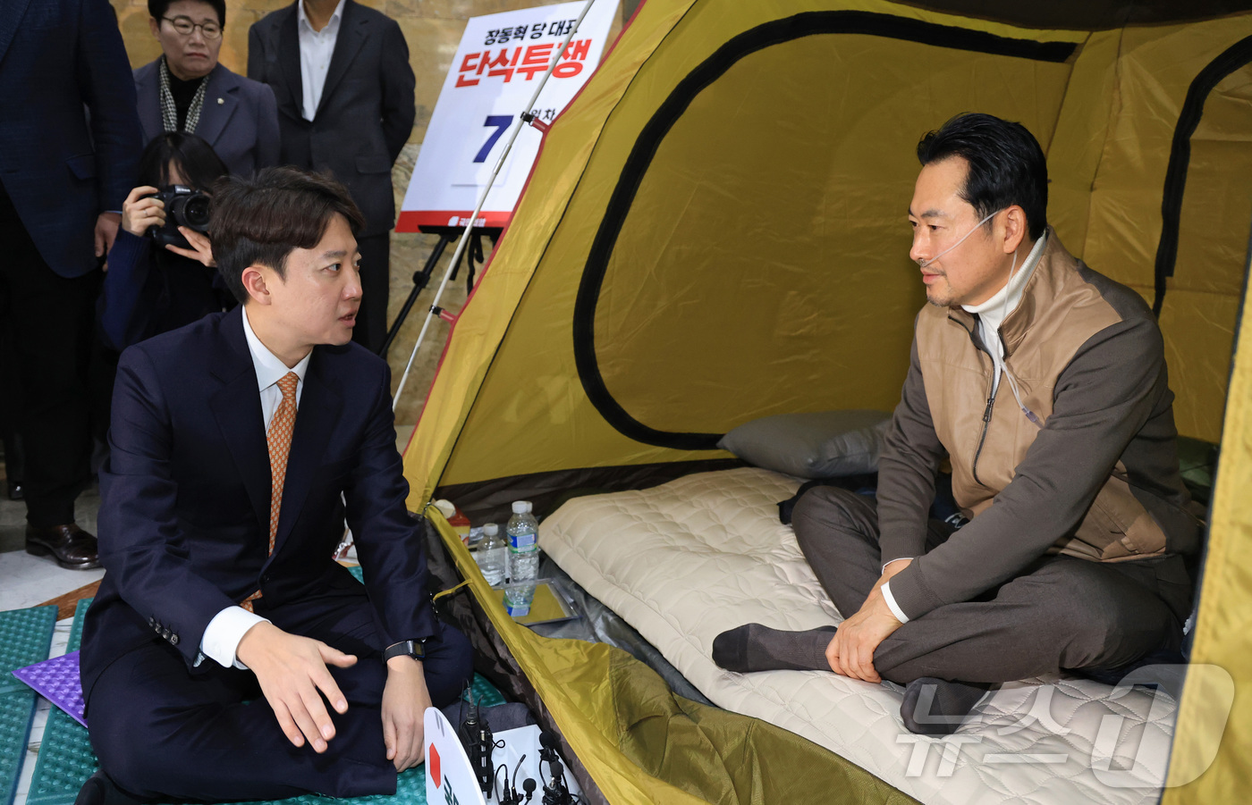 (서울=뉴스1) 신웅수 기자 = 통일교·공천헌금 '쌍특검' 수용을 요구하며 단식 7일 차를 맞은 국민의힘 장동혁 대표가 21일 서울 여의도 국회 로텐더홀 단식 농성장을 찾은 개혁신 …