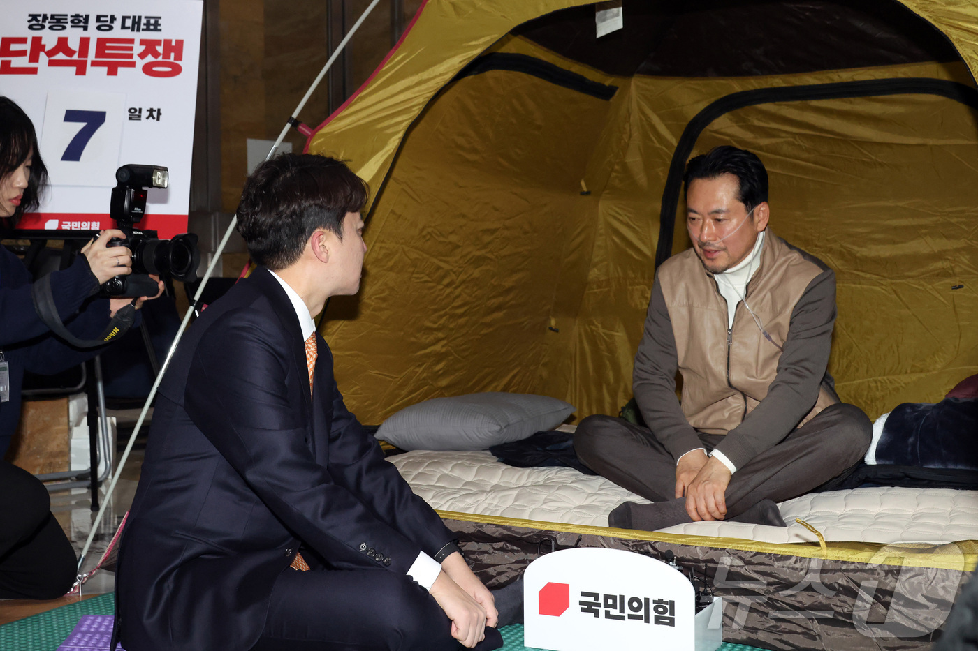 (서울=뉴스1) 신웅수 기자 = 이준석 개혁신당 대표가 21일 서울 여의도 국회 로텐더홀에서 단식투쟁 7일차를 맞은 장동혁 국민의힘 대표를 찾아 대화를 하고 있다. (공동취재) 2 …