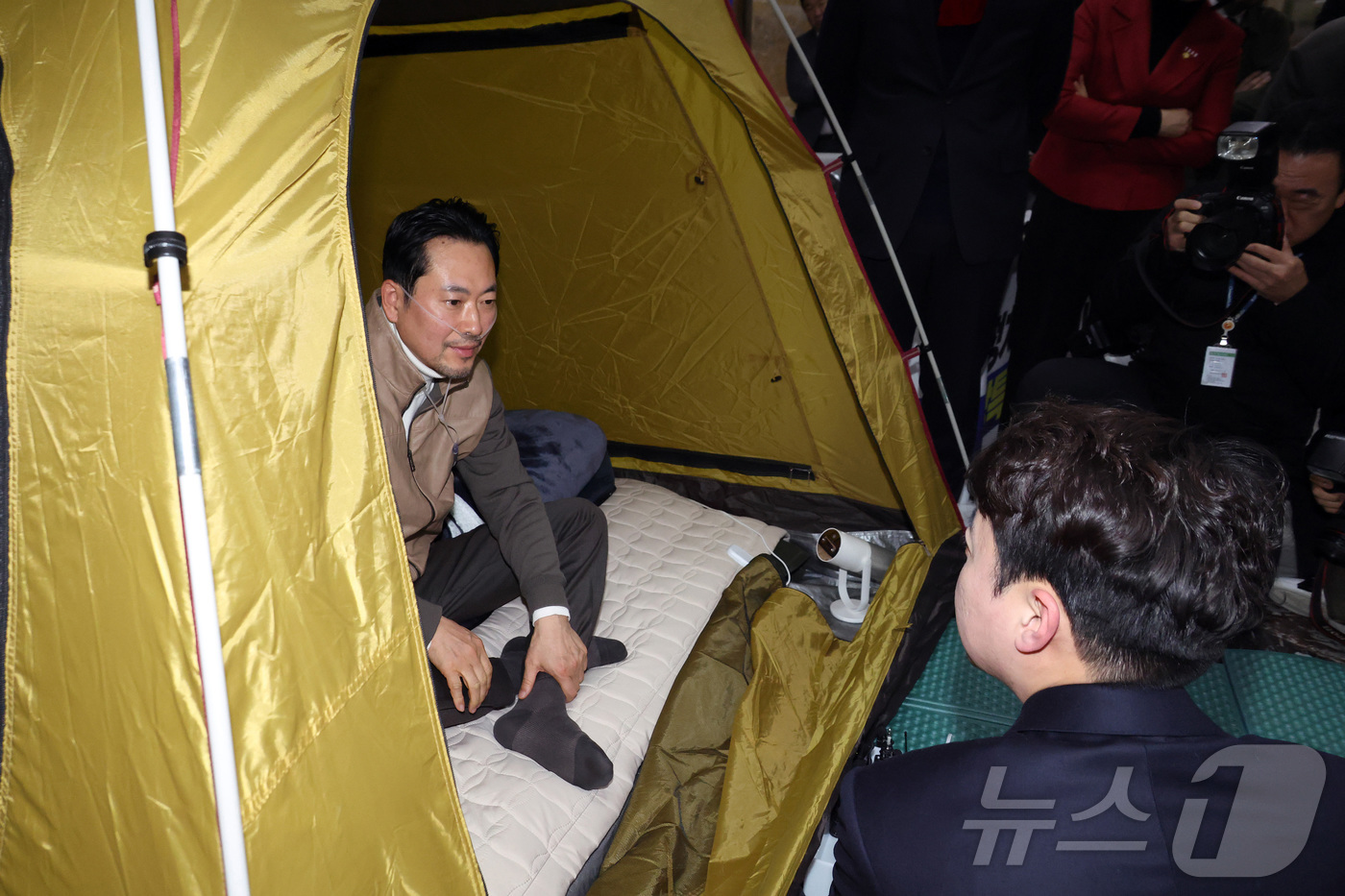 (서울=뉴스1) 신웅수 기자 = 이준석 개혁신당 대표가 21일 서울 여의도 국회 로텐더홀에서 단식투쟁 7일차를 맞은 장동혁 국민의힘 대표를 찾아 대화를 하고 있다. (공동취재) 2 …