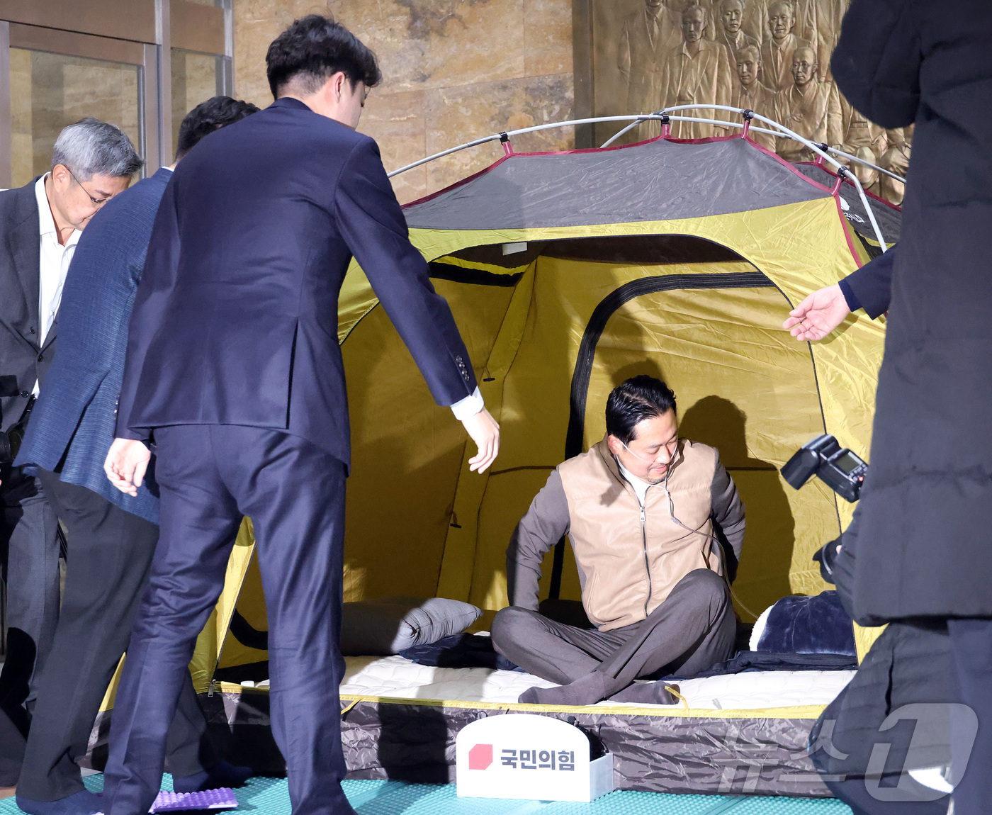 (서울=뉴스1) 신웅수 기자 = 단식투쟁 7일차인 장동혁 국민의힘 대표가 21일 서울 여의도 국회 로텐더홀 농성장을 찾은 이준석 개혁신당 대표와 만나 대화를 나눈 뒤 자리에 눕고 …