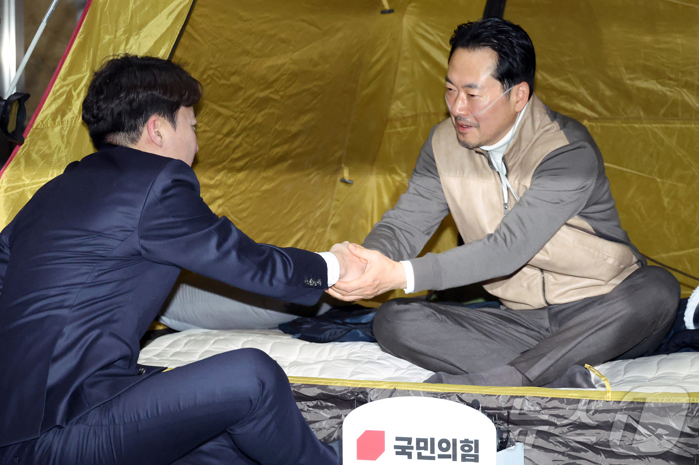 (서울=뉴스1) 신웅수 기자 = 이준석 개혁신당 대표가 21일 서울 여의도 국회 로텐더홀에서 단식투쟁 7일차를 맞은 장동혁 국민의힘 대표를 찾아 대화를 하고 손을 잡고 있다. (공 …