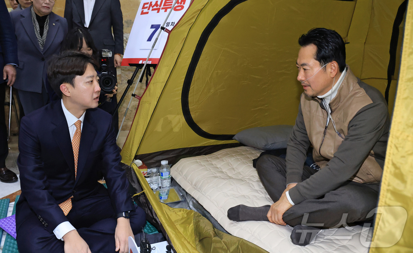 (서울=뉴스1) 신웅수 기자 = 통일교·공천헌금 '쌍특검' 수용을 요구하며 단식 7일 차를 맞은 국민의힘 장동혁 대표가 21일 서울 여의도 국회 로텐더홀 단식 농성장을 찾은 개혁신 …