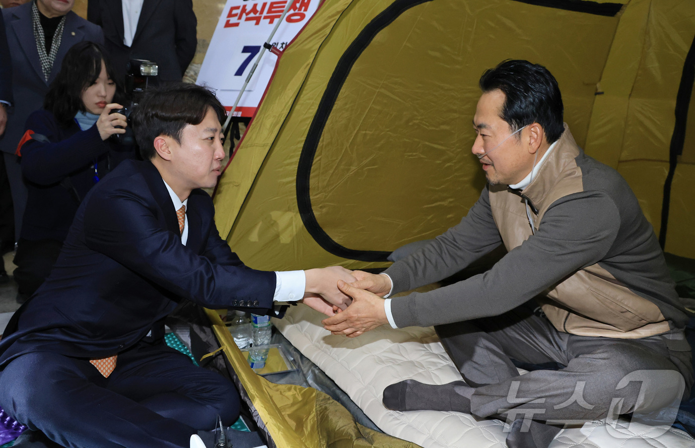 (서울=뉴스1) 신웅수 기자 = 통일교·공천헌금 '쌍특검' 수용을 요구하며 단식 7일 차를 맞은 국민의힘 장동혁 대표가 21일 서울 여의도 국회 로텐더홀 단식 농성장을 찾은 개혁신 …