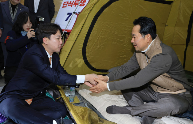 장동혁 단식장 찾은 이준석 '특검 연대'…보수 결집에 與 '시큰둥'