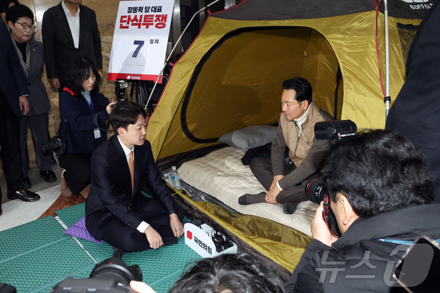 (서울=뉴스1) 신웅수 기자 = 이준석 개혁신당 대표가 21일 서울 여의도 국회 로텐더홀에서 단식투쟁 7일차를 맞은 장동혁 국민의힘 대표를 찾아 대화를 하고 있다. (공동취재) 2 …