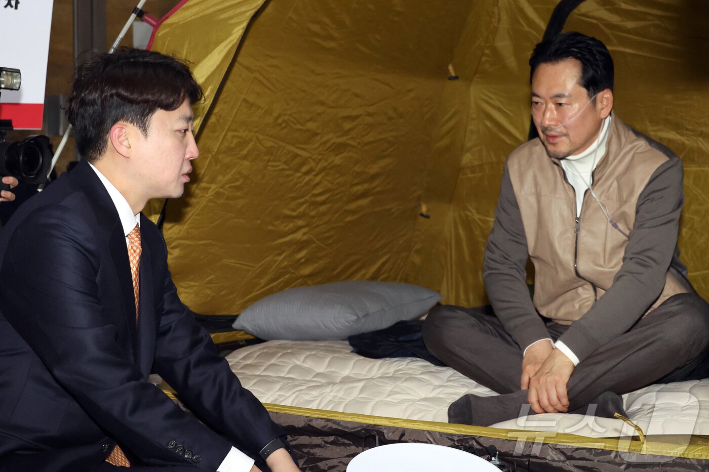 본문 이미지 - 이준석 개혁신당 대표가 21일 서울 여의도 국회 로텐더홀에서 단식투쟁 7일차를 맞은 장동혁 국민의힘 대표를 찾아 대화를 하고 있다. (공동취재) 2026.1.21/뉴스1 ⓒ News1 신웅수 기자