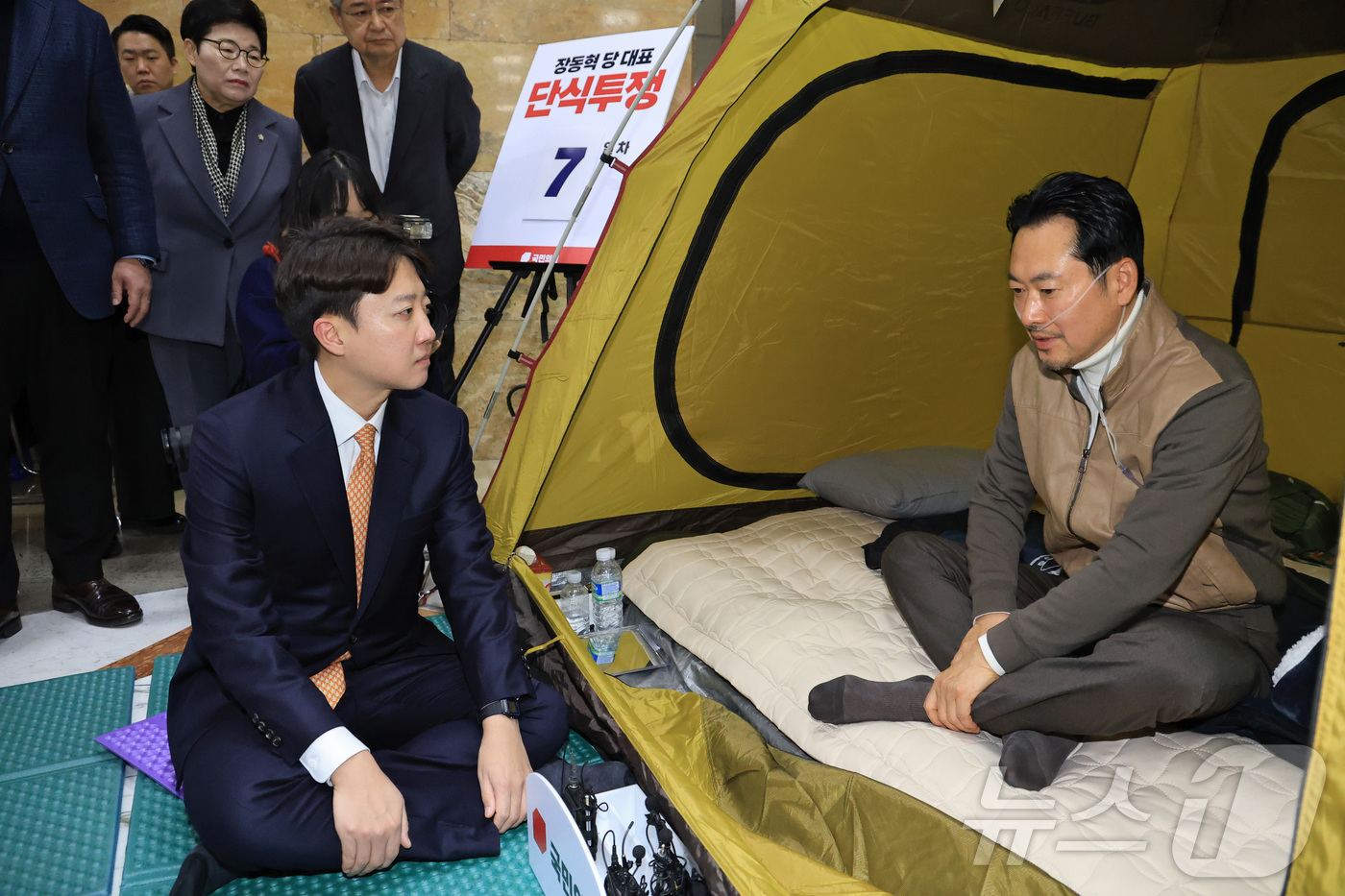 (서울=뉴스1) 신웅수 기자 = 통일교·공천헌금 '쌍특검' 수용을 요구하며 단식 7일 차를 맞은 국민의힘 장동혁 대표가 21일 서울 여의도 국회 로텐더홀 단식 농성장을 찾은 개혁신 …