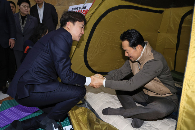 장동혁과 인사하는 이준석