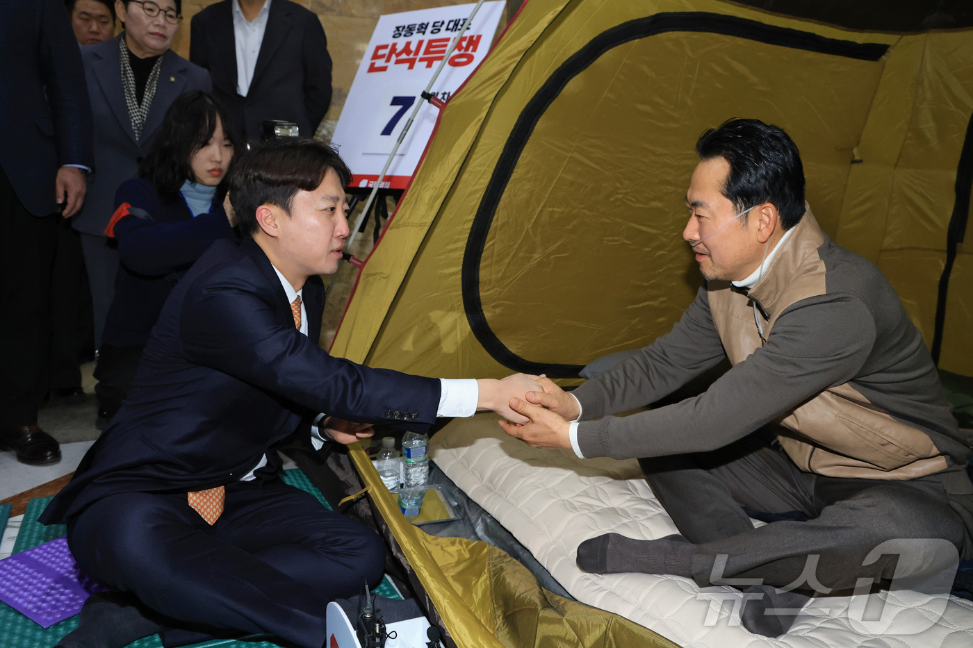 (서울=뉴스1) 신웅수 기자 = 통일교·공천헌금 '쌍특검' 수용을 요구하며 단식 7일 차를 맞은 국민의힘 장동혁 대표가 21일 서울 여의도 국회 로텐더홀 단식 농성장을 찾은 개혁신 …