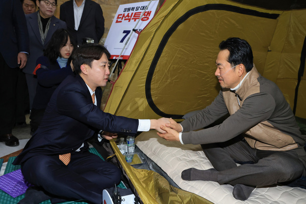 악수하는 장동혁 대표와 이준석 대표