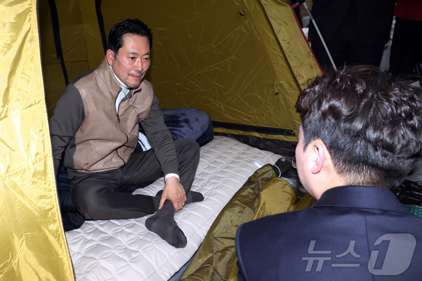 (서울=뉴스1) 신웅수 기자 = 이준석 개혁신당 대표가 21일 서울 여의도 국회 로텐더홀에서 단식투쟁 7일차를 맞은 장동혁 국민의힘 대표를 찾아 대화를 하고 있다. (공동취재) 2 …