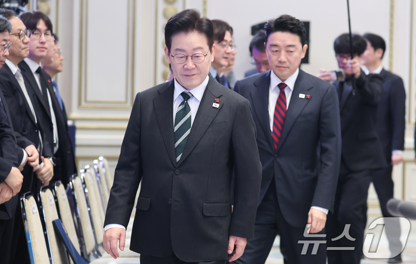 (서울=뉴스1) 이재명 기자 = 이재명 대통령이 21일 청와대 영빈관에서 열린 신년 기자회견에 입장하고 있다. 2026.1.21/뉴스1