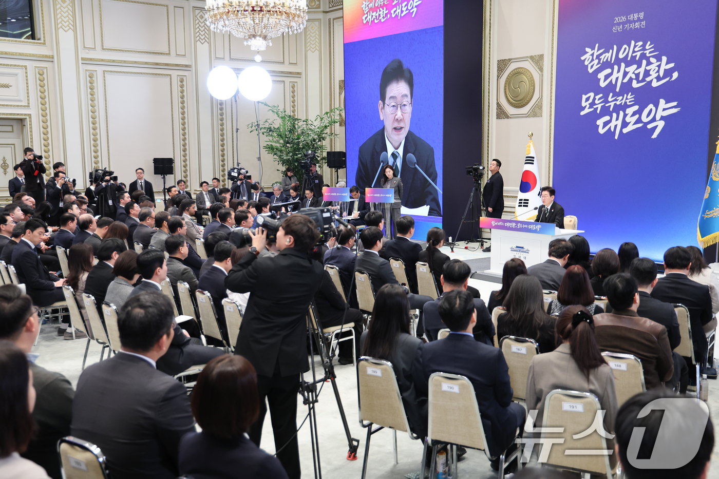 (서울=뉴스1) 이재명 기자 = 이재명 대통령이 21일 청와대 영빈관에서 열린 신년 기자회견에서 발언을 하고 있다. 2026.1.21/뉴스1