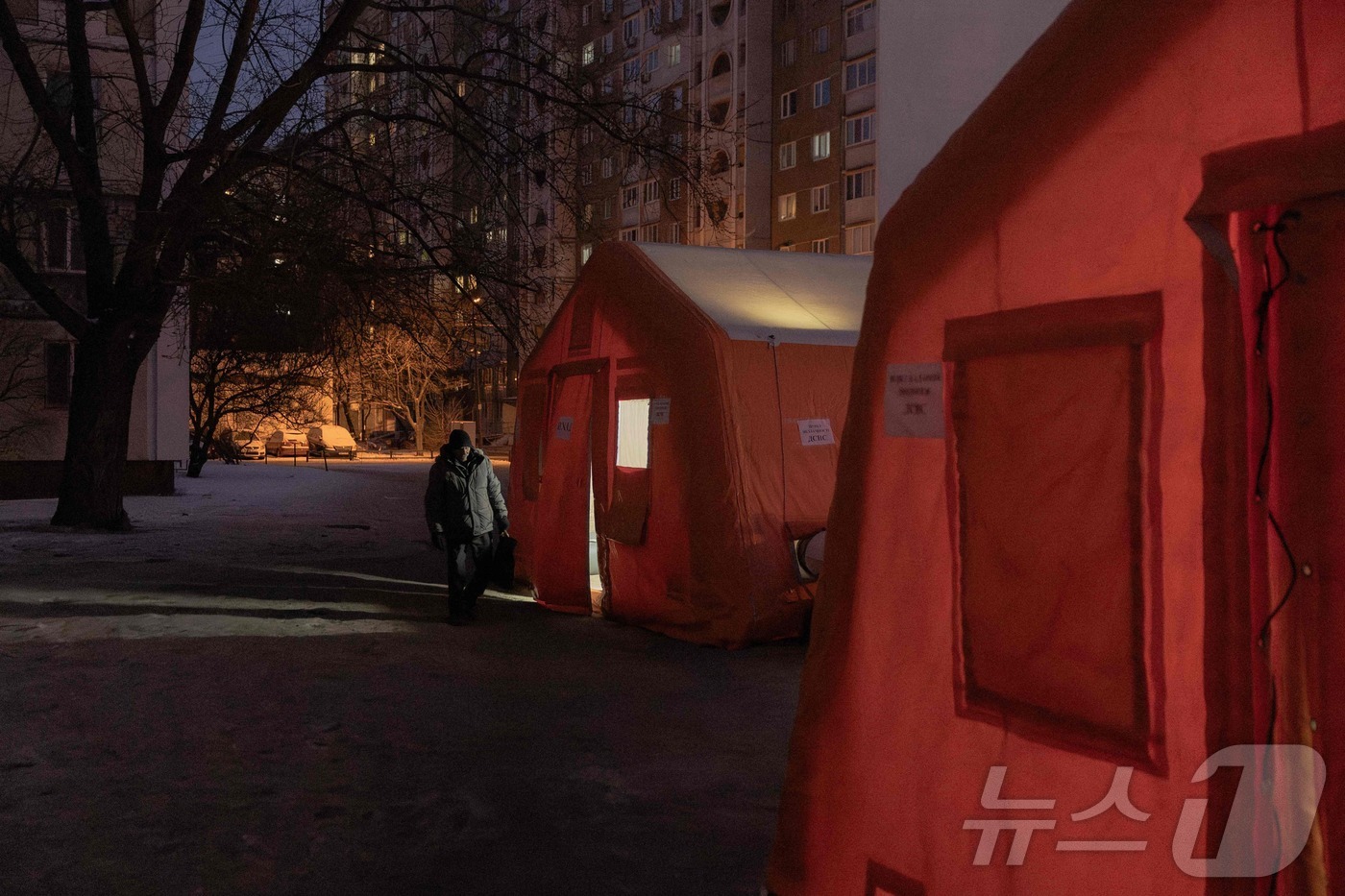 (키이우 AFP=뉴스1) 이창규 기자 = 러시아가 20일(현지시간) 우크라이나의 에너지 인프라 시설을 공습한 가운데 키이우에 전기나 난방이 끊긴 주민들을 위해 긴급 지원 텐트들이 …