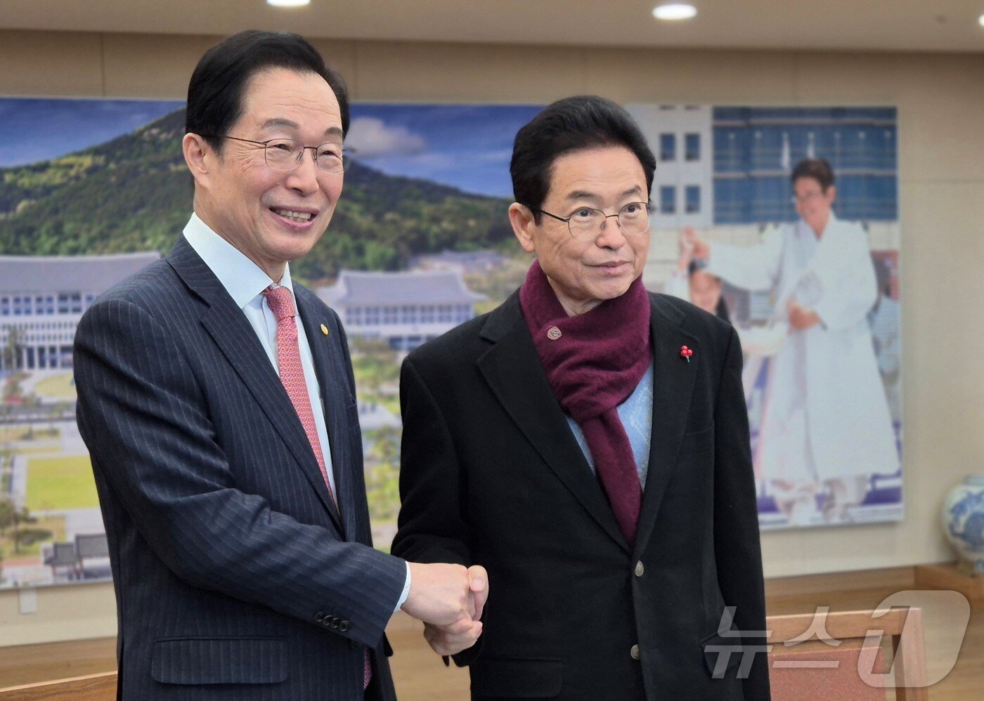 본문 이미지 - 이철우 경북도지사가 지난 21일 도청에서 임종식 경북교육감을 만나 대구·경북 행정통합과 관련한 교육 분야 현안을 논의했다. ⓒ News1 김대벽기자