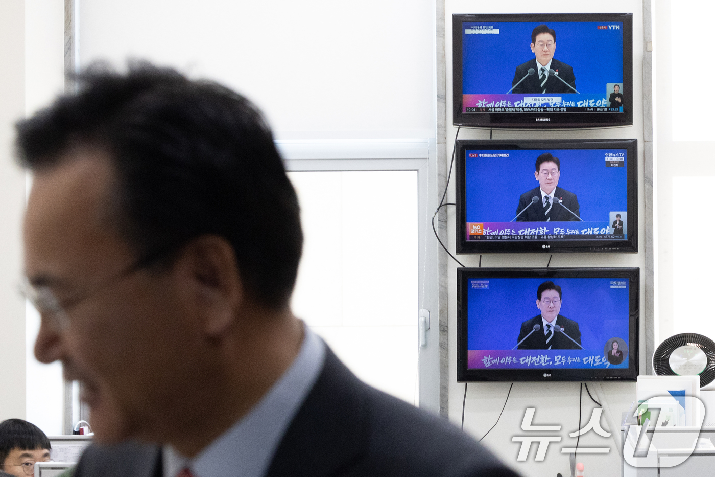 (서울=뉴스1) 이승배 기자 = 21일 서울 여의도 국회 국민의힘 원내대표실에 마련된 TV에서 이재명 대통령 신년회견 방송이 중계되는 가운데 유상범 국민의힘 원내수석이 발걸음을 옮 …