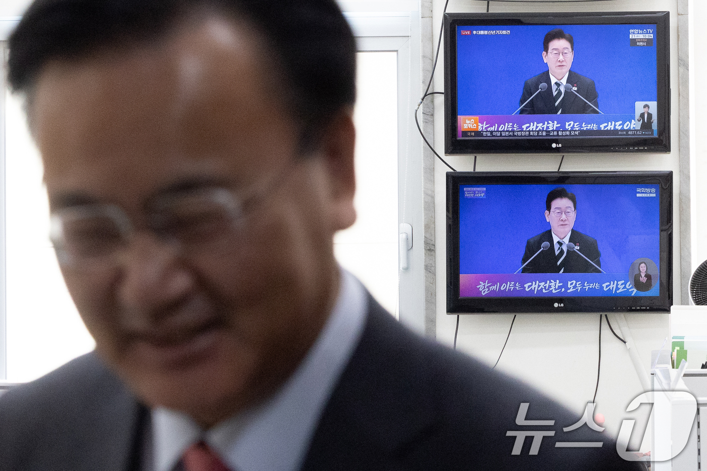 (서울=뉴스1) 이승배 기자 = 21일 서울 여의도 국회 국민의힘 원내대표실에 마련된 TV에서 이재명 대통령 신년회견 방송이 중계되는 가운데 유상범 국민의힘 원내수석이 발걸음을 옮 …