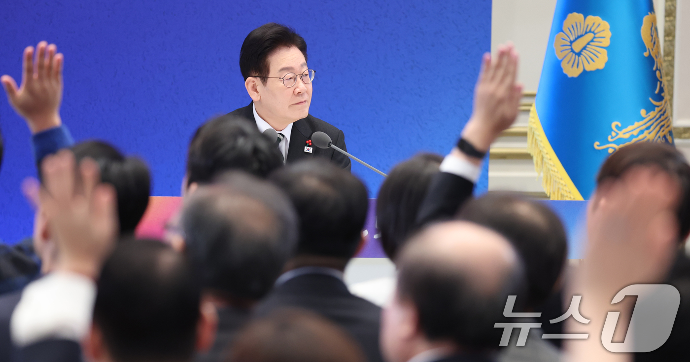 (서울=뉴스1) 이재명 기자 = 이재명 대통령이 21일 청와대 영빈관에서 열린 신년 기자회견에서 취재진 질문을 받고 있다. 2026.1.21/뉴스1