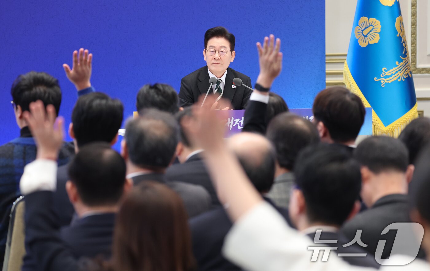 본문 이미지 - 이재명 대통령이 21일 청와대 영빈관에서 열린 신년 기자회견에서 취재진 질문을 받고 있다. 2026.1.21/뉴스1 ⓒ News1 이재명 기자